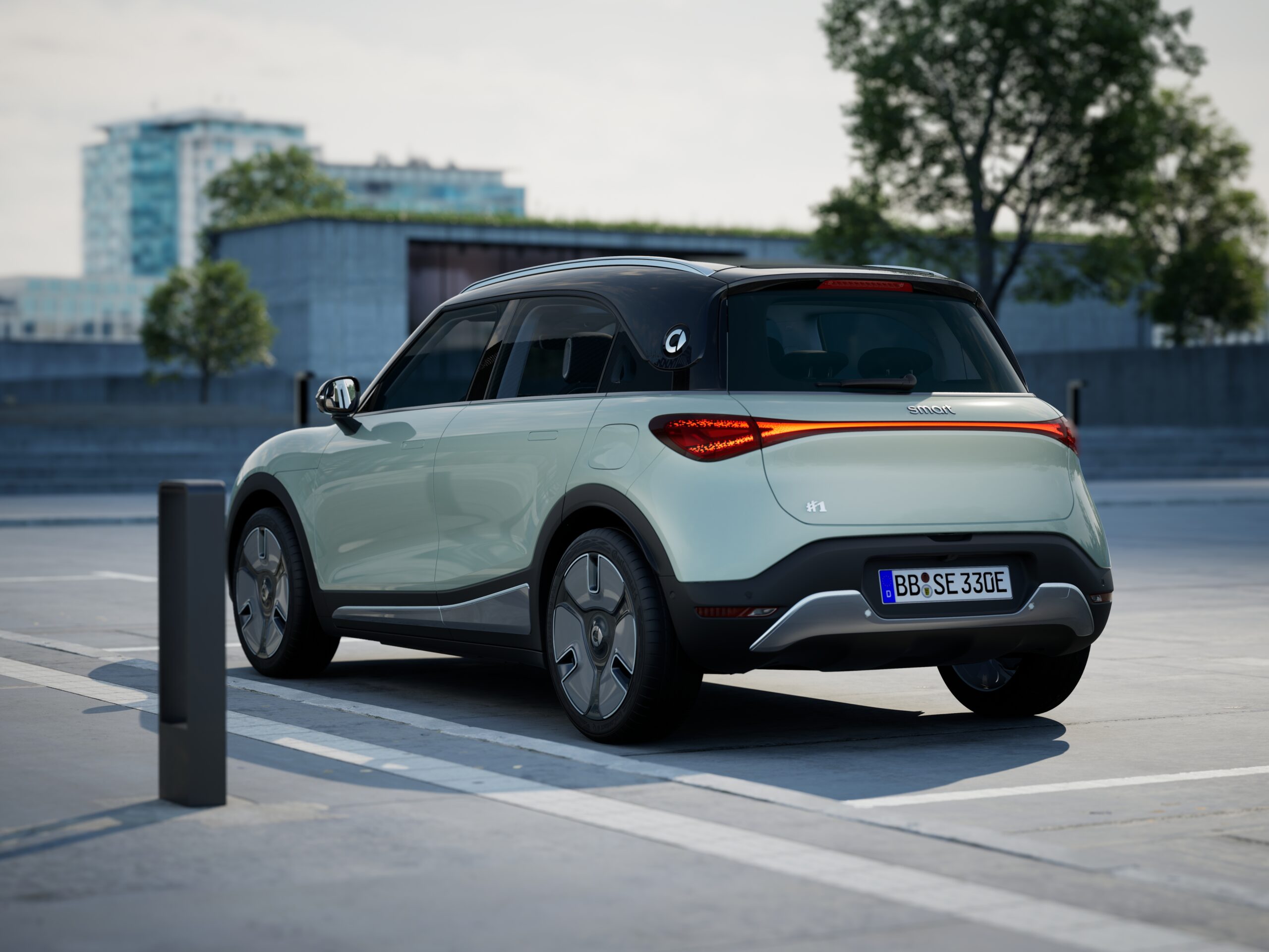 HX11_EU_Premium_DarkMatter_FutureGreen_EclipseBlack_Ext_002_3_4_Rear_Urban