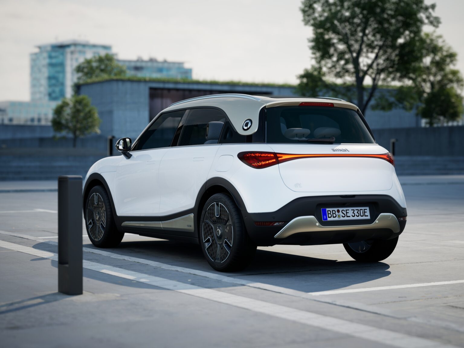 hashtag1_EU_Edition1_BoldWhite_DigitalWhite_PlatinumGold_Ext_002_3_4_Rear_Urban