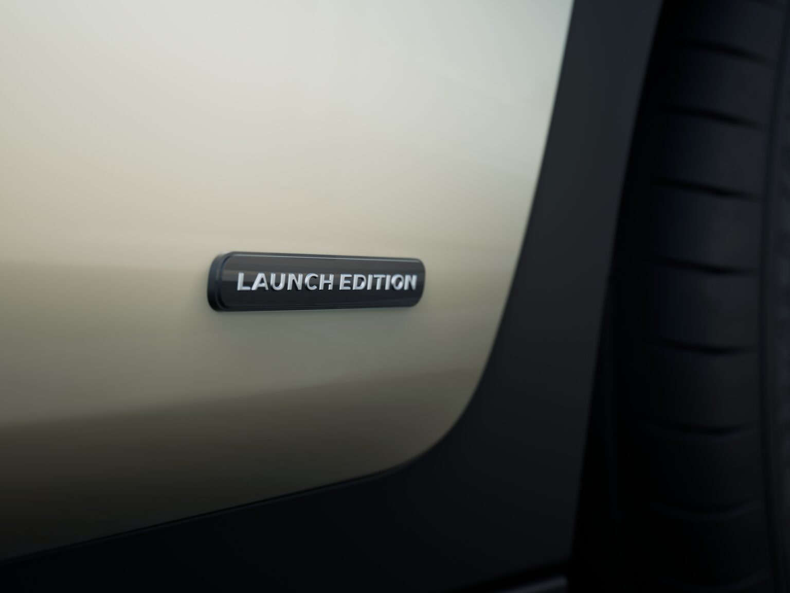 hashtag1_EU_Edition1_BoldWhite_DigitalWhite_PlatinumGold_Ext_009_Sidekicker_Detail_Badge_Urban