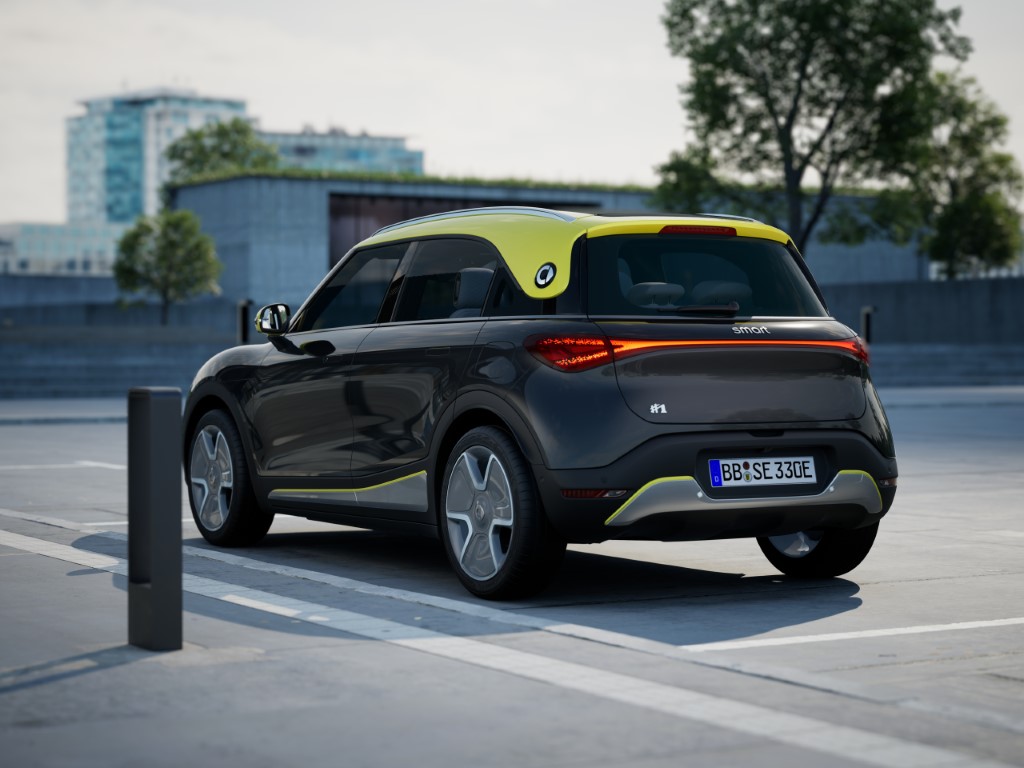 hashtag1_EU_Pro_Lightning_MetaBlack_LumenYellow_Ext_002_3_4_Rear_Urban