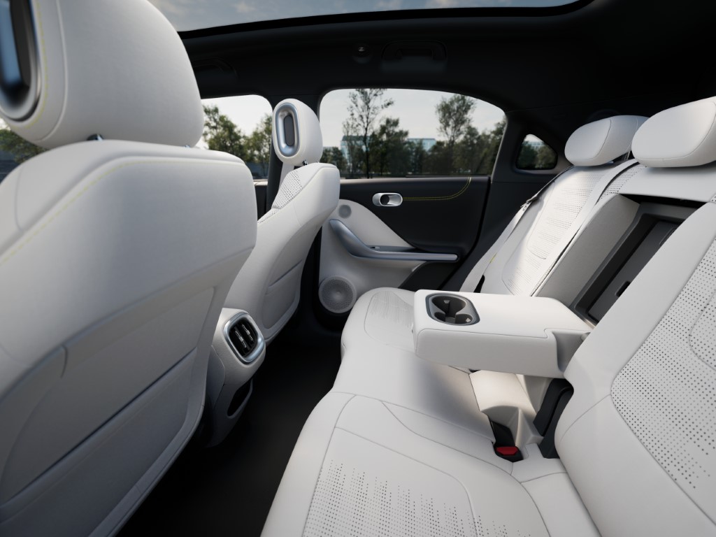 hashtag1_EU_Pro_Lightning_MetaBlack_LumenYellow_Int_012_RearLegRoomOpenConsole_Urban
