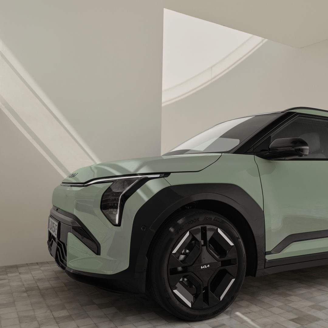 EV3_GTL_MY25_Image_PreLaunch_LeftFrontCorner_Rims_Lights_1x1