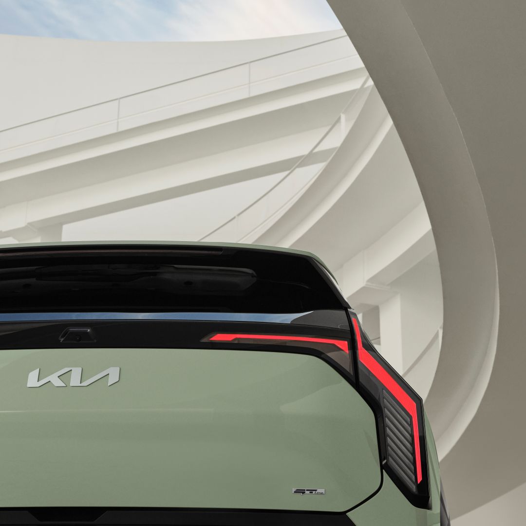 EV3_GTL_MY25_Image_PreLaunch_RearHalf_with_Lights_1x1 (1)