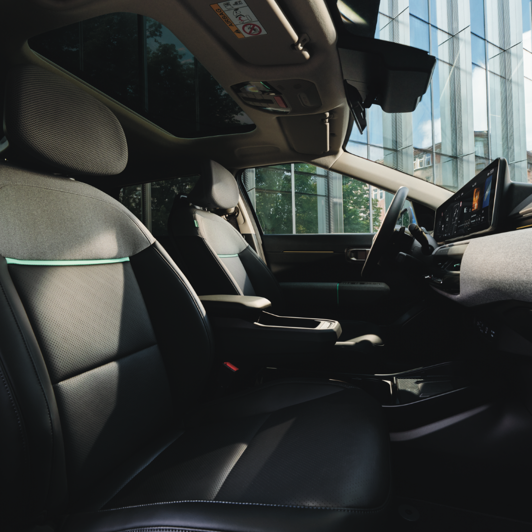 EV4_BL_MY26_NA_Editorial_FrontSeats_cmyk